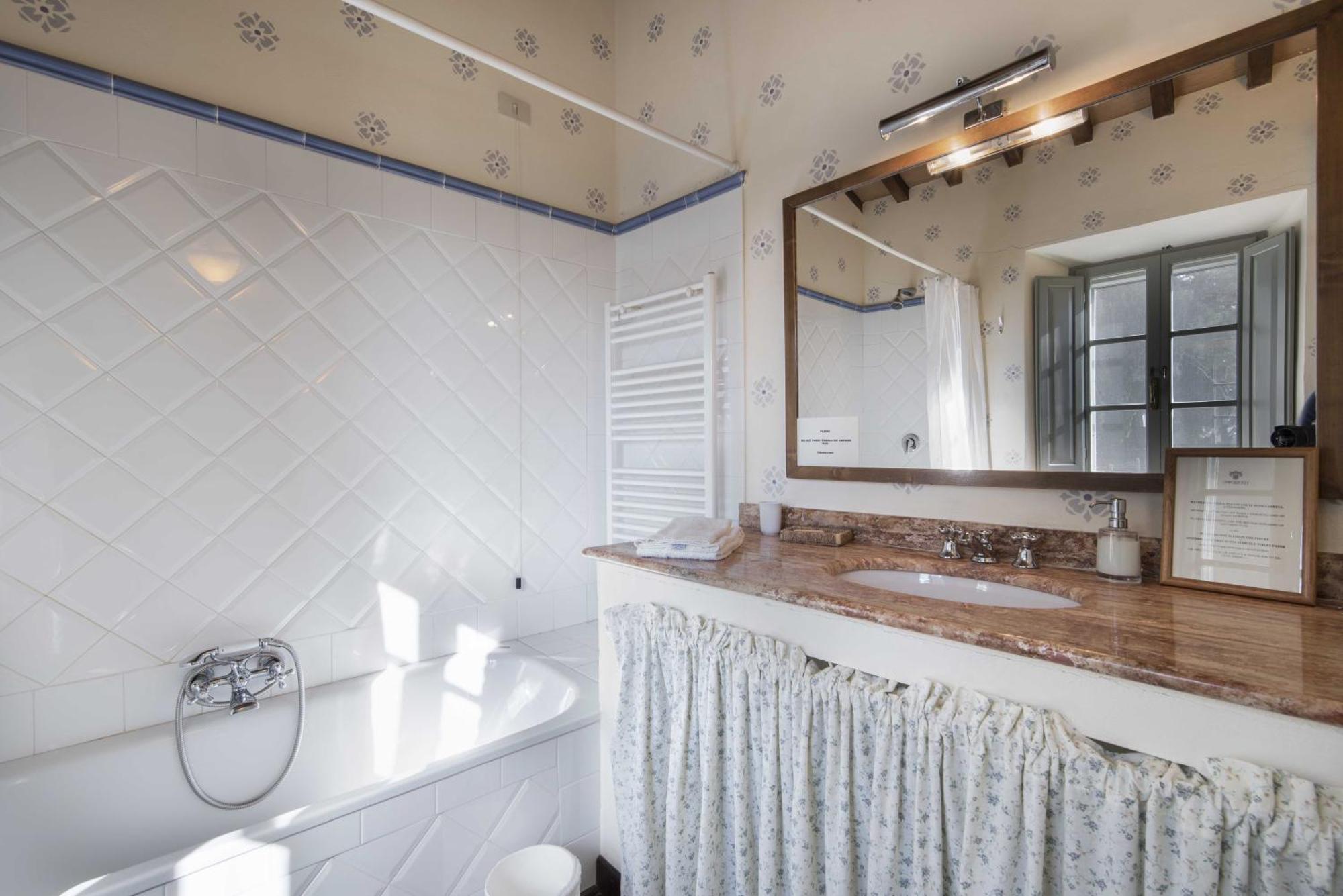 Borgo Di Camporsevoli Villa Bagian luar foto