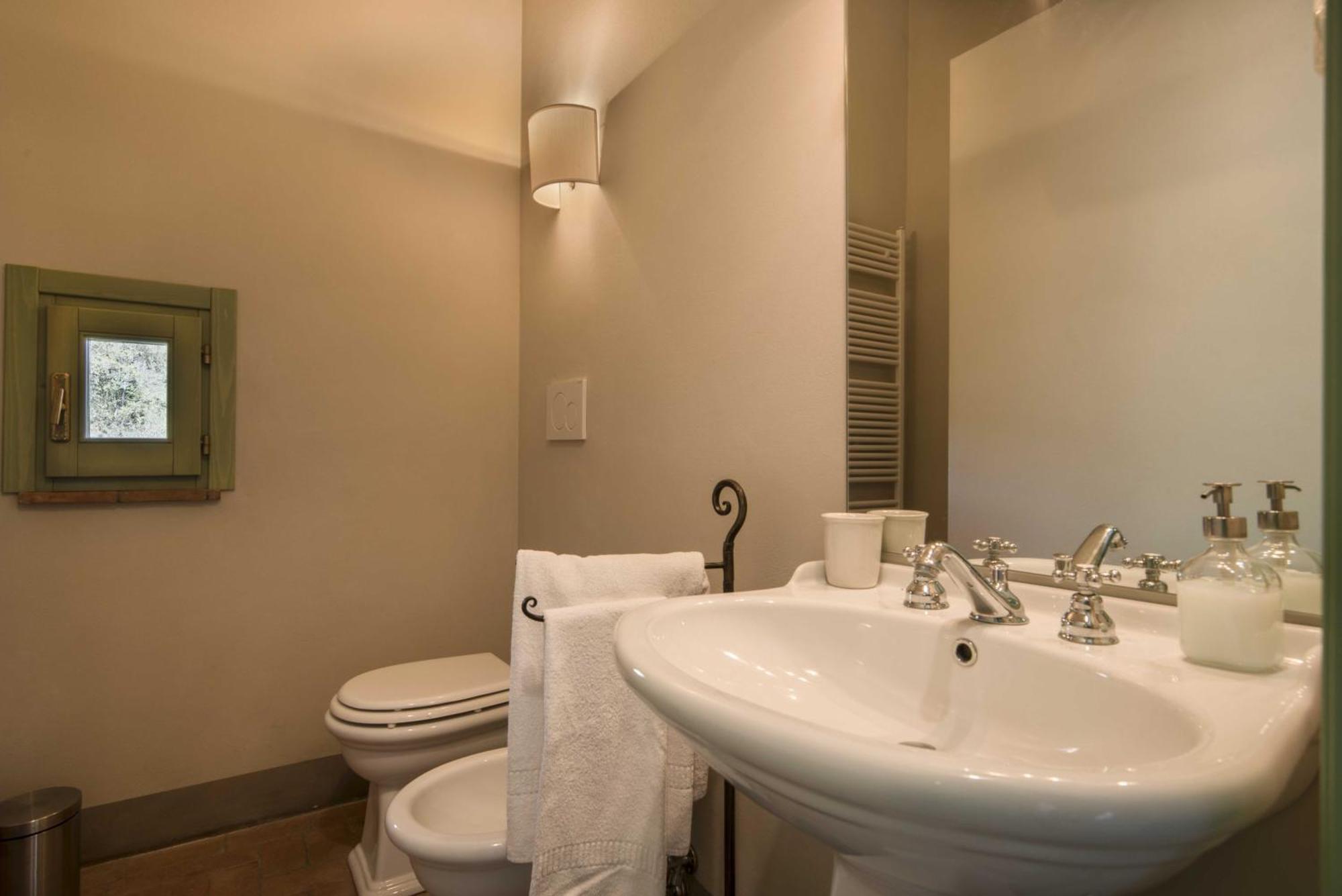 Borgo Di Camporsevoli Villa Bagian luar foto