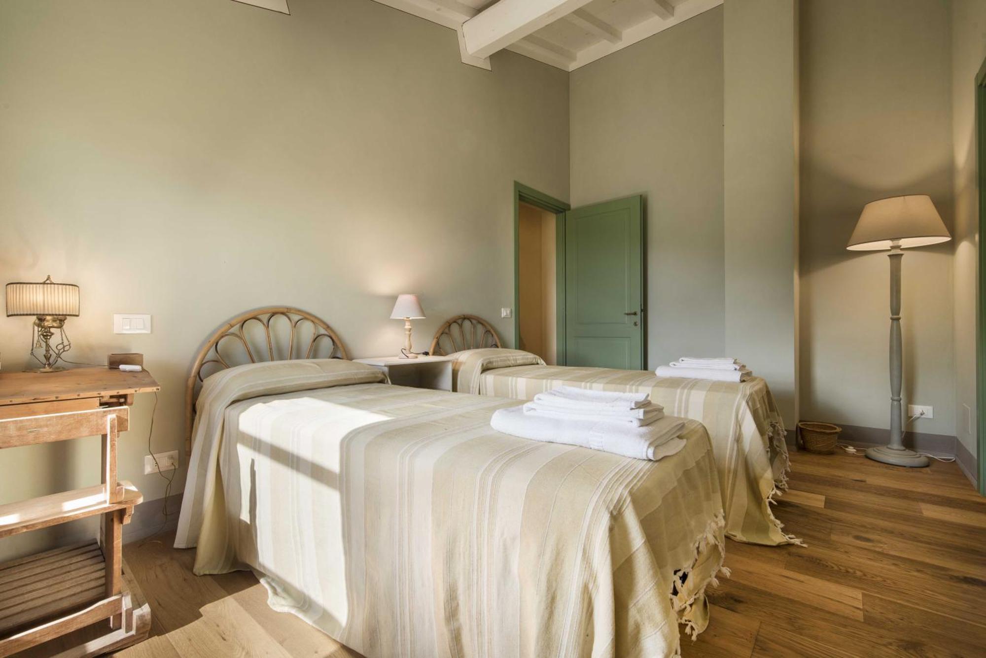 Borgo Di Camporsevoli Villa Bagian luar foto
